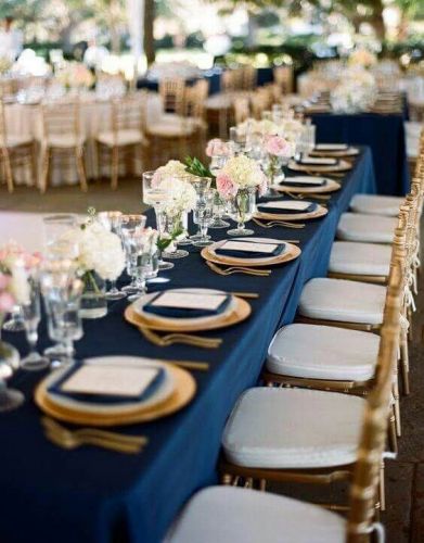Svatební dekorace a doplňky v barvě navy blue.