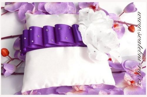 Zobrazit detail - Luxusní polštářek s bílými růžemi