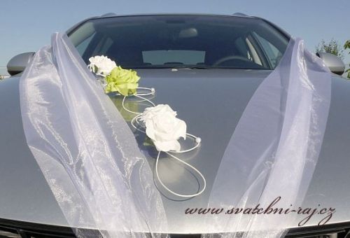 Zobrazit detail - Ozdoba na automobil s bílými růžemi