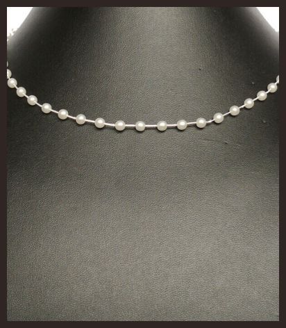 Jemný náhrdelník v krémové barvě
